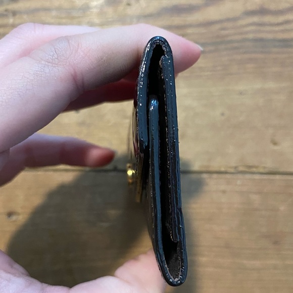 Authentic Louis Vuitton Classic monogram vernis leather 4 key holder Amarante - Picture 2 of 8